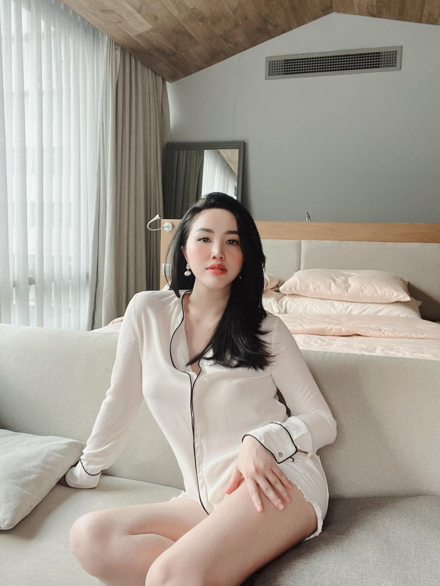 Bao Thy sau sinh lien tuc khoe dang chuan eo thon chang kem gi thoi con son-Hinh-3