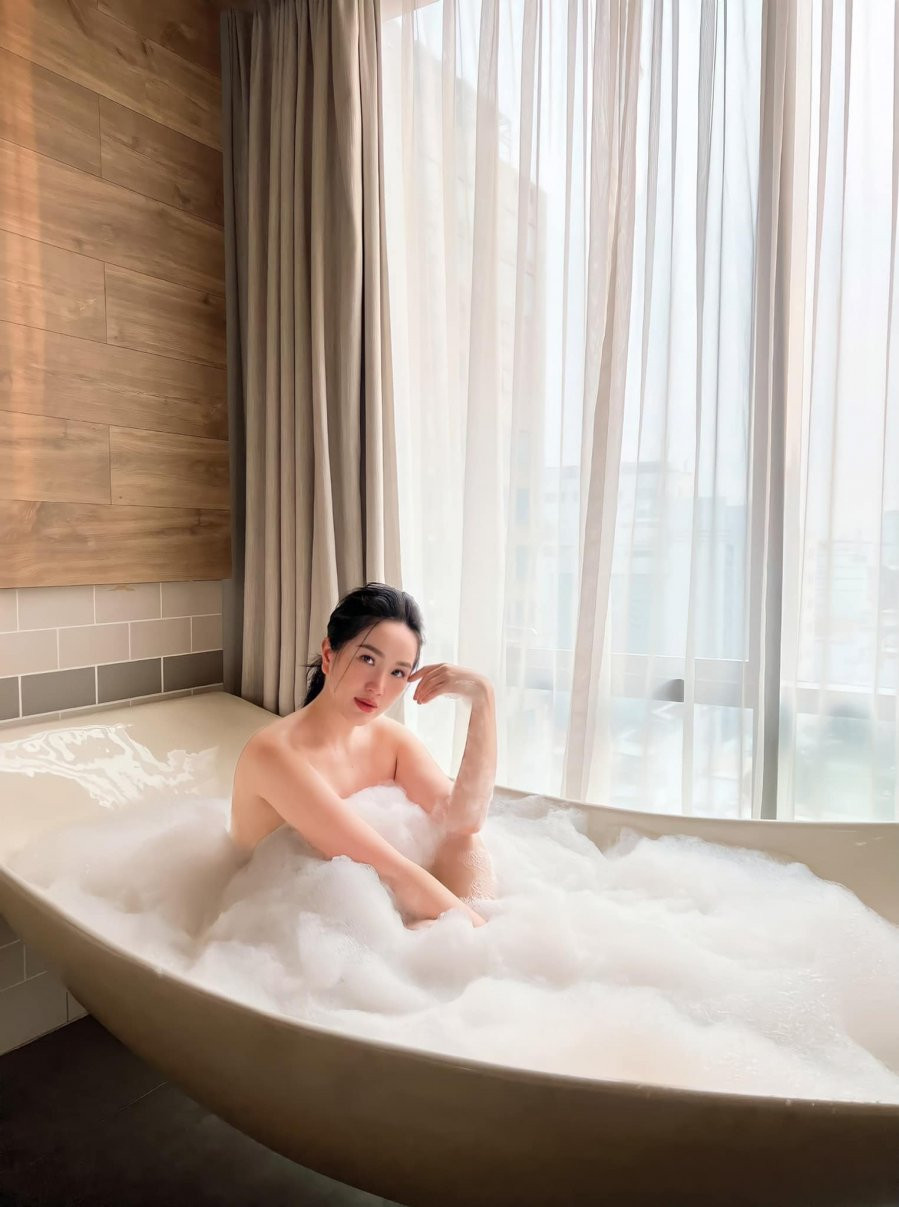 Bao Thy sau sinh lien tuc khoe dang chuan eo thon chang kem gi thoi con son-Hinh-5