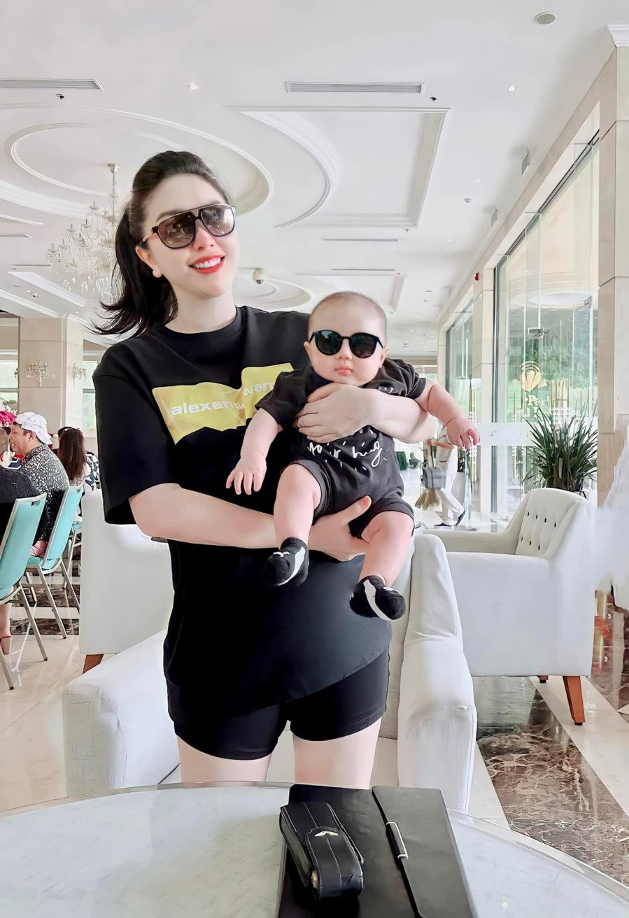 Bao Thy sau sinh lien tuc khoe dang chuan eo thon chang kem gi thoi con son-Hinh-6