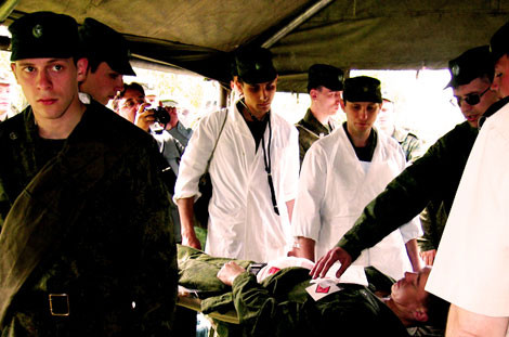 Trên trang phục sẽ được gắn các thiết bị cảm biến, truyền thông tin về đơn vị quân y.