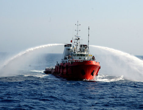 Tàu Trung Quốc có hành động rất lạ lùng trong ngày hôm qua, khi 2 tàu hải cảnh chạy song song phun nước vào nhau. Ảnh minh họa