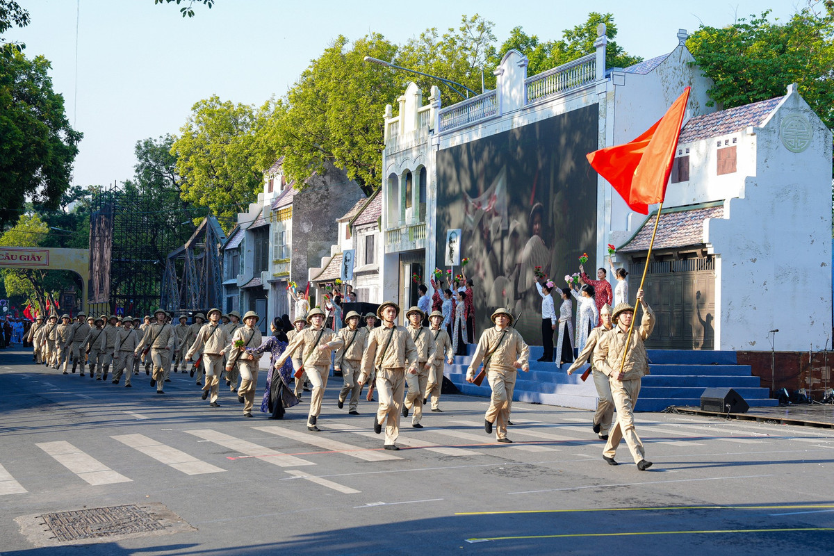 Sân khấu chính được dàn dựng công phu, tái hiện 60 ngày đêm chiến đấu trong lòng Hà Nội.