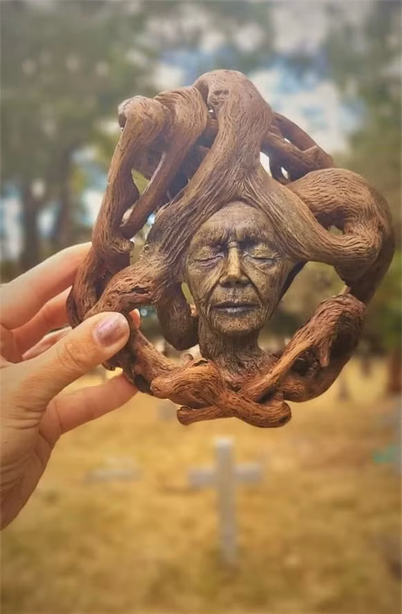 br/> Nhà điêu khắc lấy cảm hứng từ tình yêu dành cho trẻ em, động vật và thiên nhiên. Cô nói: “Những tác phẩm đã hoàn thành không chỉ phản ánh cuộc sống của tôi, gia đình và các con tôi mà còn về mối liên hệ vĩnh cửu, thiêng liêng mà tất cả chúng ta chia sẻ với thiên nhiên.