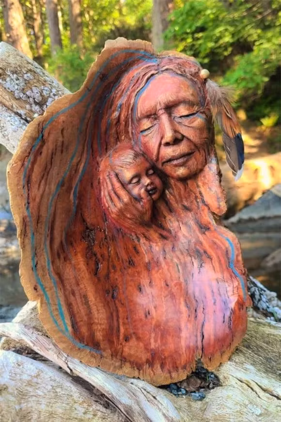 Không có phép thuật ở đây, chỉ có sự sáng tạo. Debra đến từ Victoria, Colombia thuộc Anh, và đó là nơi cô ấy tìm thấy những mảnh gỗ lũa và sau đó tạo ra những hình vẽ tinh xảo của mình.