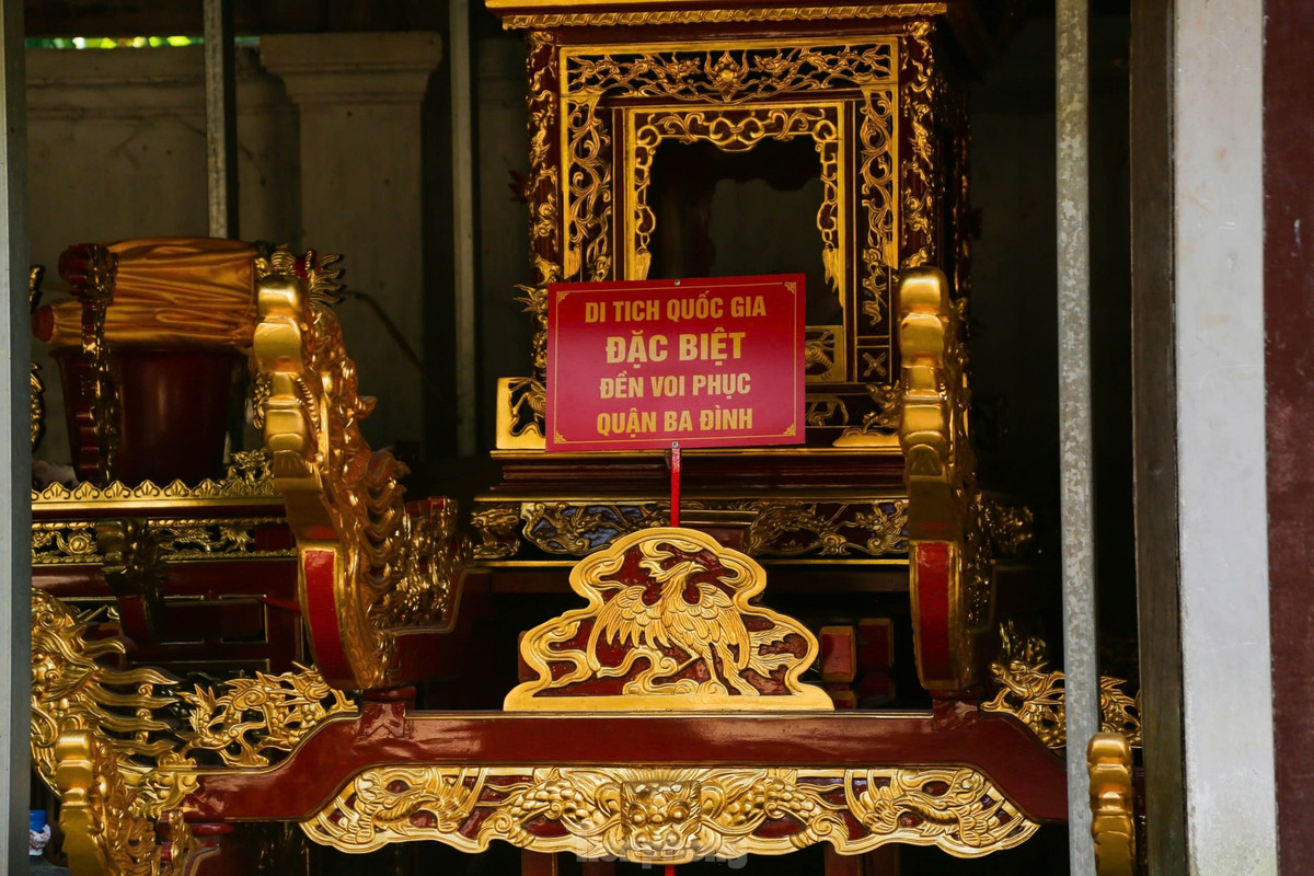 br/> Được xây dựng năm 1065 trên một khu gò đất cao thuộc vùng đất của trại Thủ Lệ, là nơi thờ Hoàng tử Linh Lang con vua Lý Thái Tông và bà phi thứ chín Dương Thị Quang.