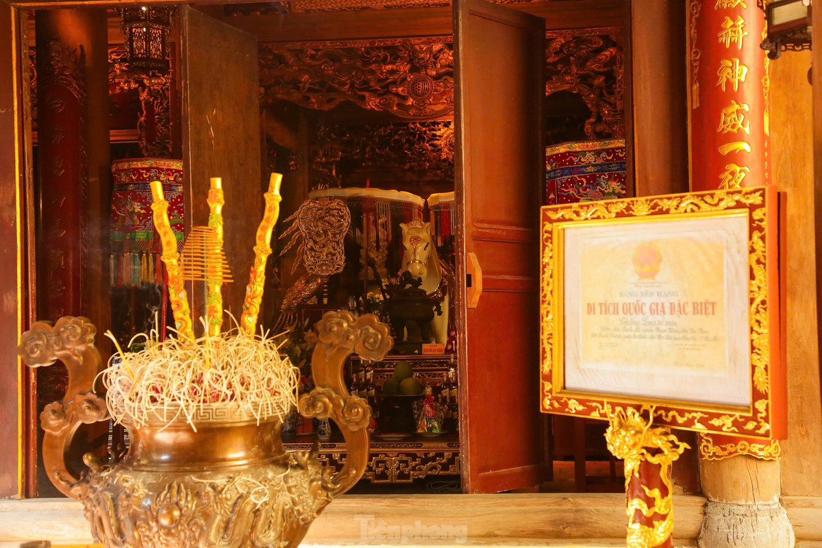 br/> Đền Bạch Mã là một trong “Tứ trấn Hà Nội”, là ngôi đền có lịch sử xây dựng sớm nhất trong Tứ Trấn. Tương truyền khi vua Lý Công Uẩn dời đô ra thành Đại La vào năm Canh Tuất 1010 định xây thành mới nhưng lần nào thành cũng bị lở, vua bèn sai người đến cầu đảo thì thấy có một con ngựa trắng từ trong đền đi ra, ngựa trắng đi đến đâu để lại vết chân đến đó, sau đó thì quay trở lại vào trong đền.