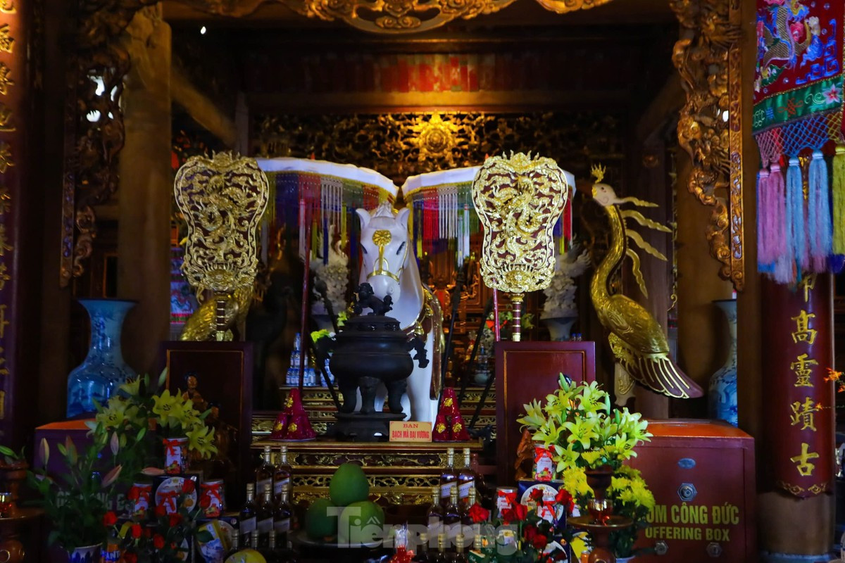 br/> Thấy vậy, vua liền cho xây thành đắp đê theo đúng dấu chân ấy và thành công, do đó đền mới lấy tên là Đền Bạch Mã (đền ngựa trắng) và tôn thờ thần Long Đỗ làm Thành Hoàng phía Đông của kinh thành Thăng Long. Trải qua bao lần tôn tạo, ngôi đền tuy đã có sự thay đổi nhưng vẫn giữ được nét kiến trúc vốn có của nó. Hình ảnh ngựa trắng được thờ bên trong đền từ lâu đã trở thành biểu tượng linh thiêng của ngôi đền, được dân chúng bao đời tôn sùng, kính phục.