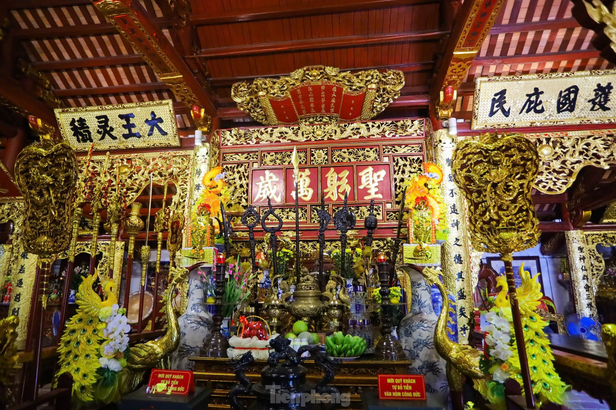 br/> Trong đền còn có tấm bia đá đen “Cao Sơn Đại vương Thần từ Bi minh” ghi lại công lao của thần Cao Sơn trong việc ngầm giúp vua giành lại ngai vàng từ tay ngoại thích và hệ thống 39 đạo sắc phong cho thần Cao Sơn Đại Vương, đây chính là di vật quan trọng nhất tại đền Kim Liên mà đến nay vẫn còn nguyên giá trị.