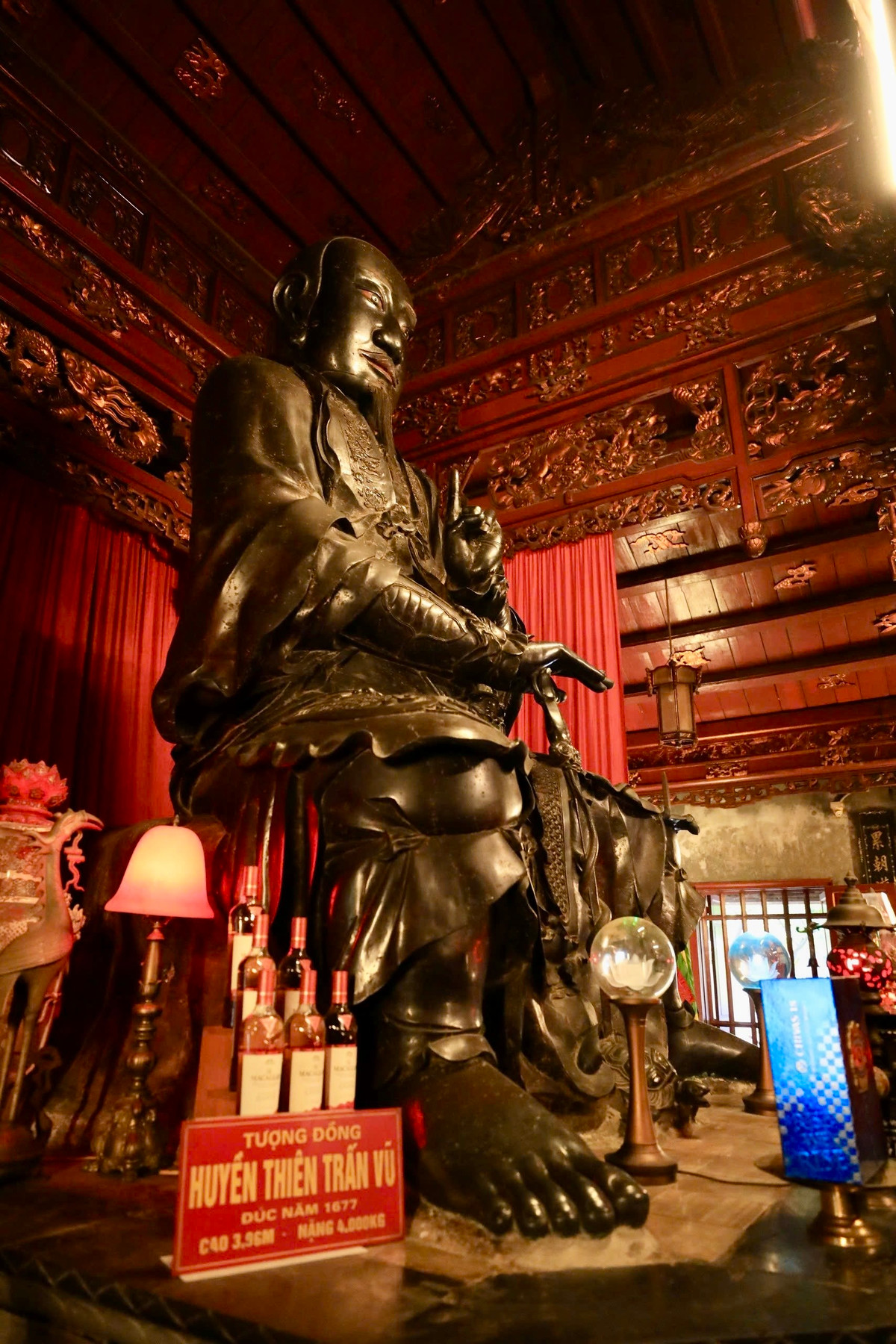 br/> Truyền thuyết xưa kể rằng Huyền Thiên Trấn Vũ là vị thần cai quản phương Bắc, giúp nhân dân trừ tà ma, yêu quái và được các vua tin tưởng, thường đến cầu mưa mỗi khi có hạn hán xảy ra.