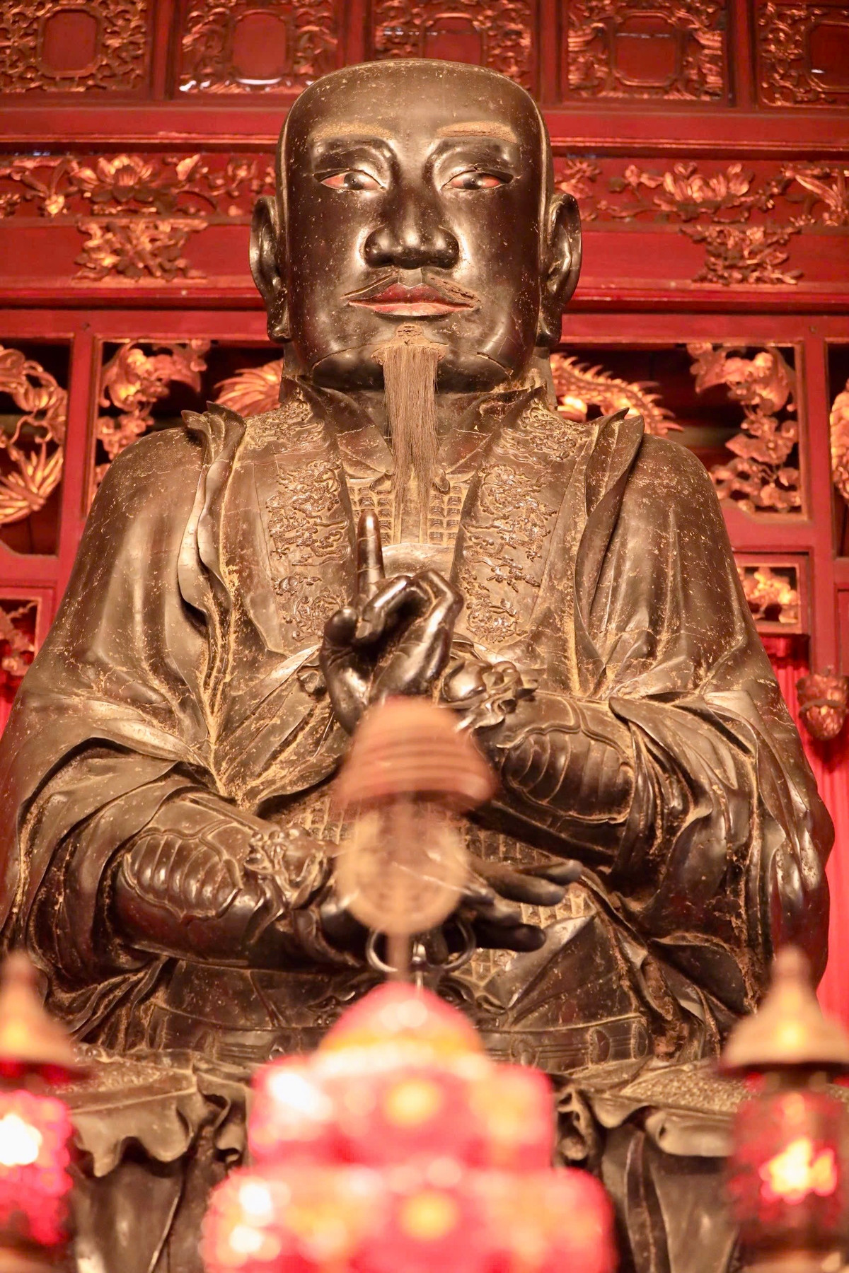 Tượng thờ thần cao lớn, mặt vuông, râu dài, mắt nhìn thẳng phía trước, mặc áo đạo sĩ, ngồi trên một tảng đá lớn, tay trái bắt quyết, tay phải chống gươm có rắn quấn và chống lên lưng vị rùa. Đó không chỉ là pho tượng thiêng mà còn được đánh giá là công trình kiến trúc độc đáo, nghệ thuật đúc đồng và sự tài hoa của những người nghệ nhân Việt Nam cách đây 3 thế kỷ về trước.