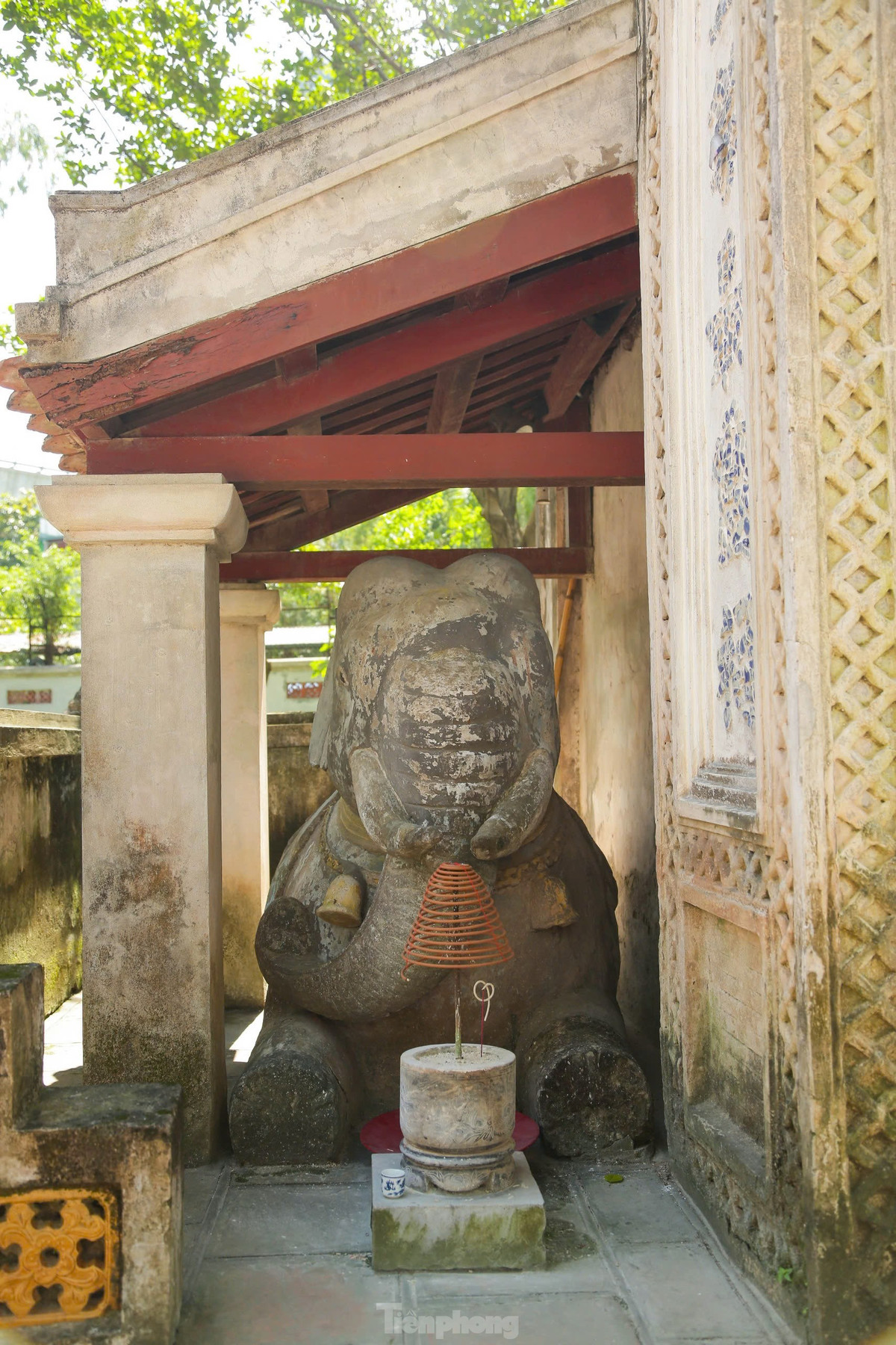 br/> Đền còn có tên gọi là đền Voi Phục vì phía trước đền có đắp hai con voi quỳ gối, tương truyền khi hoàng tử Linh Lang ra trận thì có con voi quỳ xuống thuần phục đưa hoàng tử lên trên vành voi ra chiến trường chống quân xâm lược nhà Tống.