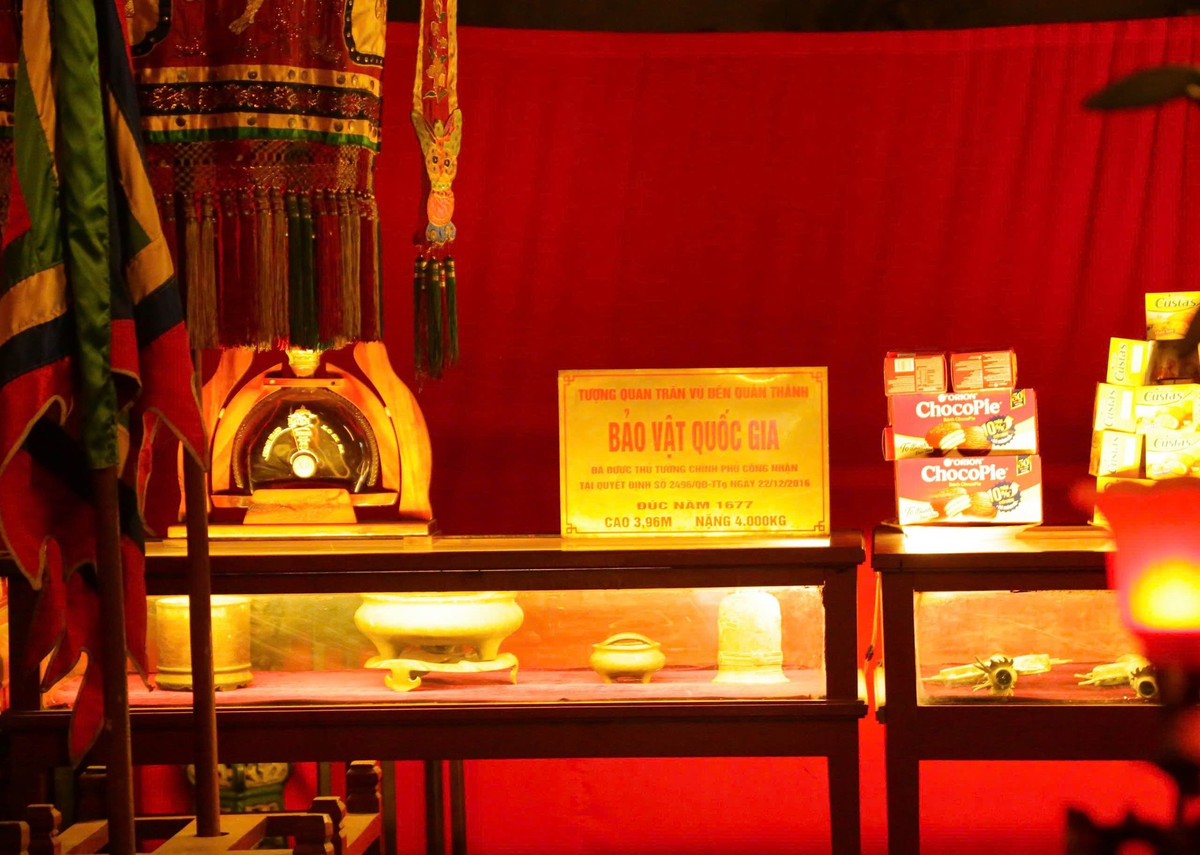 br/> Trong đền còn lưu giữ nhiều bảo vật quốc gia.
