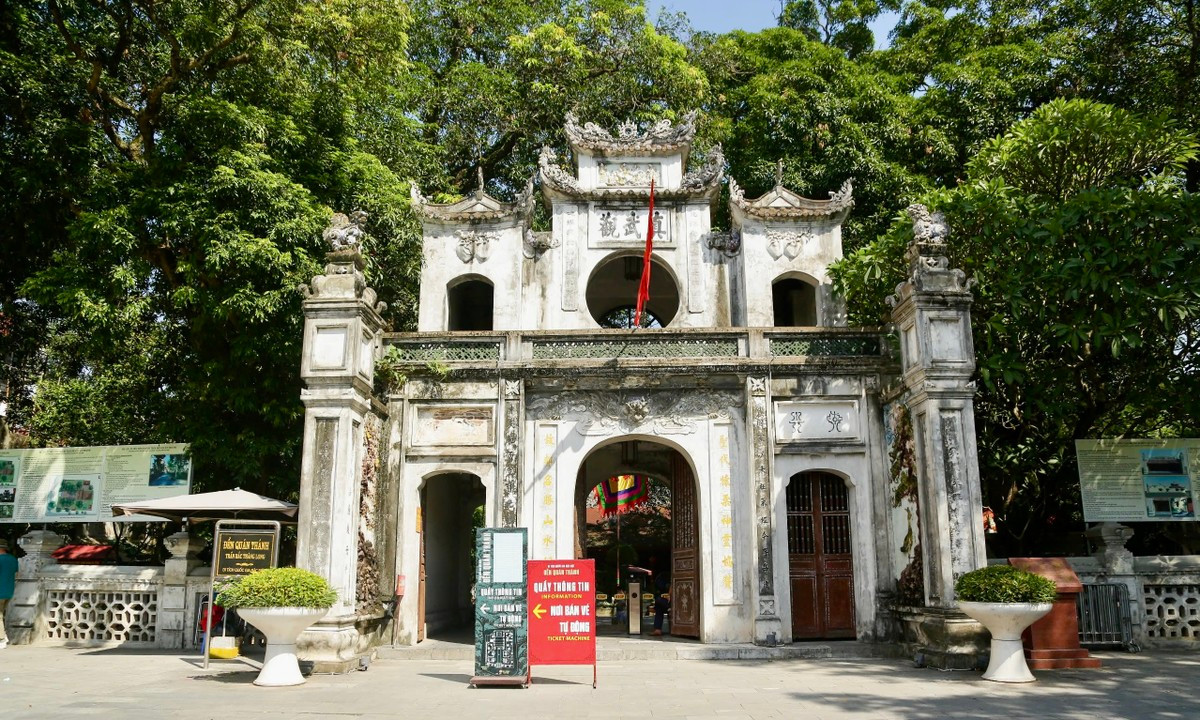 br/> Đền Quán Thánh nổi tiếng linh thiêng trấn giữ phía Bắc kinh thành Thăng Long xưa, đền còn có tên chữ là Trấn Quán Vũ, thờ thần Huyền Thiên Trấn Vũ - Vị thần có công diệt trừ yêu quái.