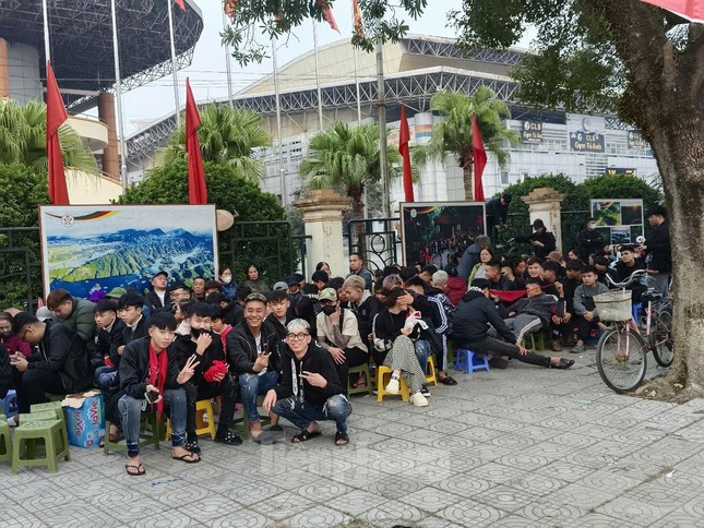 Thế nhưng theo ghi nhận, từ trưa qua (26/12) đã có hàng trăm người có mặt tại cổng Nhà thi đấu Thể dục thể thao tỉnh Phú Thọ để xếp hàng sớm chờ mua vé.