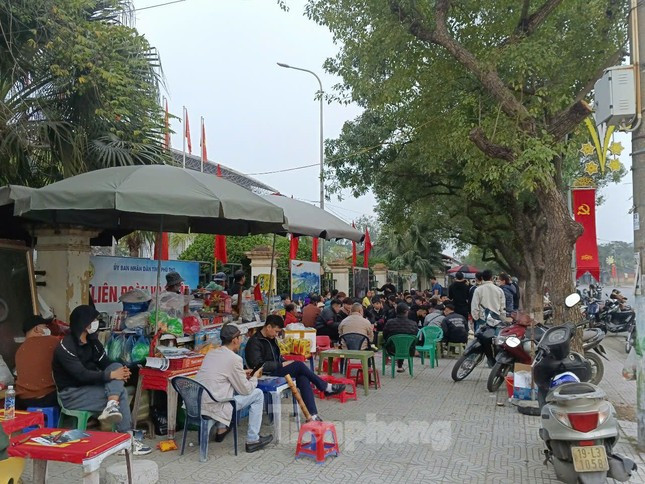 Số lượng người xếp hàng tăng dần theo thời gian.