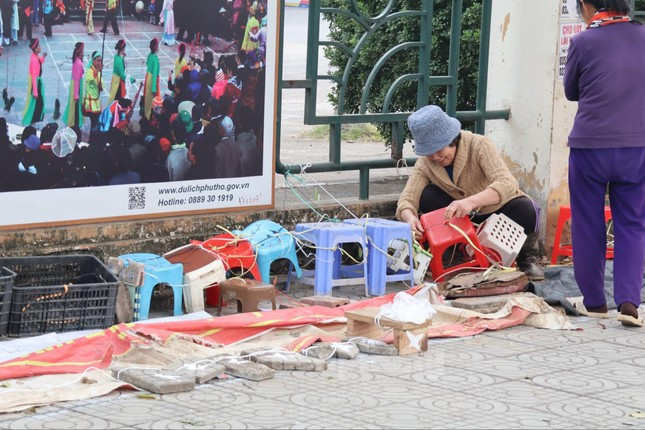 Trước đó, ngày 24/12, nhiều người mang cả gạch, ghế ra "xếp lốt" giữ chỗ mua vé. Lực lượng chức năng đã xử lý hiện tượng này.
