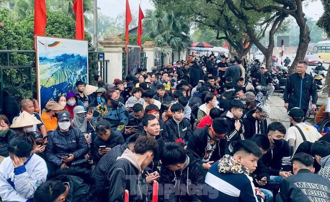 Theo thông báo của BTC, 8h sáng nay (27/12) sẽ tổ chức bán vé trận bán kết lượt về giữa đội tuyển Việt Nam - Singapore. Vé có 3 mệnh giá: 300.000 đồng; 500.000 đồng và 600.000 đồng.