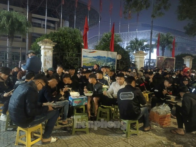 Ghi nhận khoảng 21h30 hôm qua, lượng người đến cổng sân vận động Việt Trì (Phú Thọ) ngày càng tăng, để xếp hàng sớm chờ mua vé.