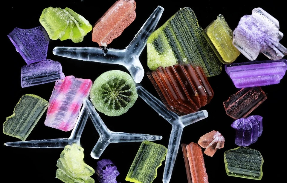 Bức ảnh này được đặt tên là "Hidden world in a grain of sand" (tạm dịch: Thế giới ẩn giấu trong một hạt cát), cho thấy những thành phần đầy màu sắc của cát biển.