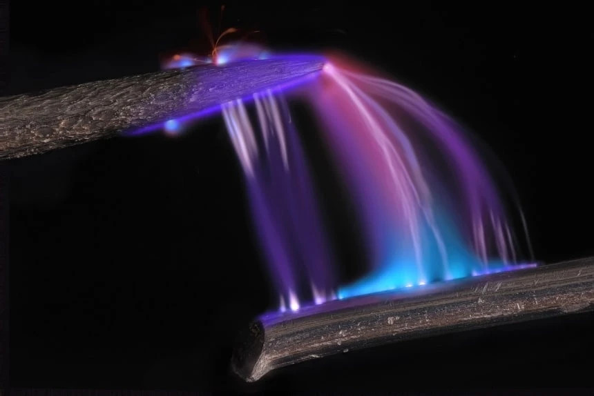  Giải nhì được trao cho Marcel Clemens - nhà thiên văn học chuyển sang làm nhiếp ảnh gia ở Italy. Hình ảnh của ông cho thấy hồ quang điện giữa một chiếc ghim và một sợi dây.