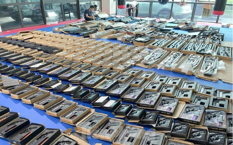 Công an tỉnh Hà Tĩnh vừa triệt phá đường dây buôn bán vũ khí quân dụng xuyên quốc gia, bắt giữ 43 đối tượng, thu giữ hơn 500 khẩu súng các loại, gần 37.000 viên đạn.