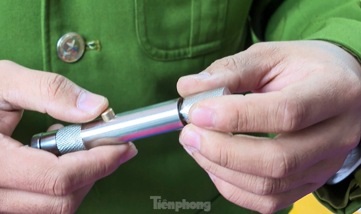 Súng tự chế dạng bút, có thể bắn được đạn thể thao, thuộc vũ khí quân dụng với khả năng gây sát thương cao là tang vật Công an tỉnh Hà Tĩnh thu giữ trong chuyên án triệt phá đường dây buôn bán vũ khí này.