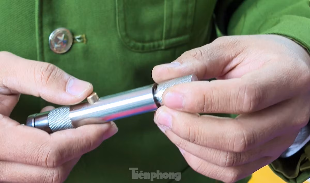 Súng tự chế dạng bút, có thể bắn được đạn thể thao, thuộc vũ khí quân dụng với khả năng gây sát thương cao là tang vật Công an tỉnh Hà Tĩnh thu giữ trong chuyên án triệt phá đường dây buôn bán vũ khí này.