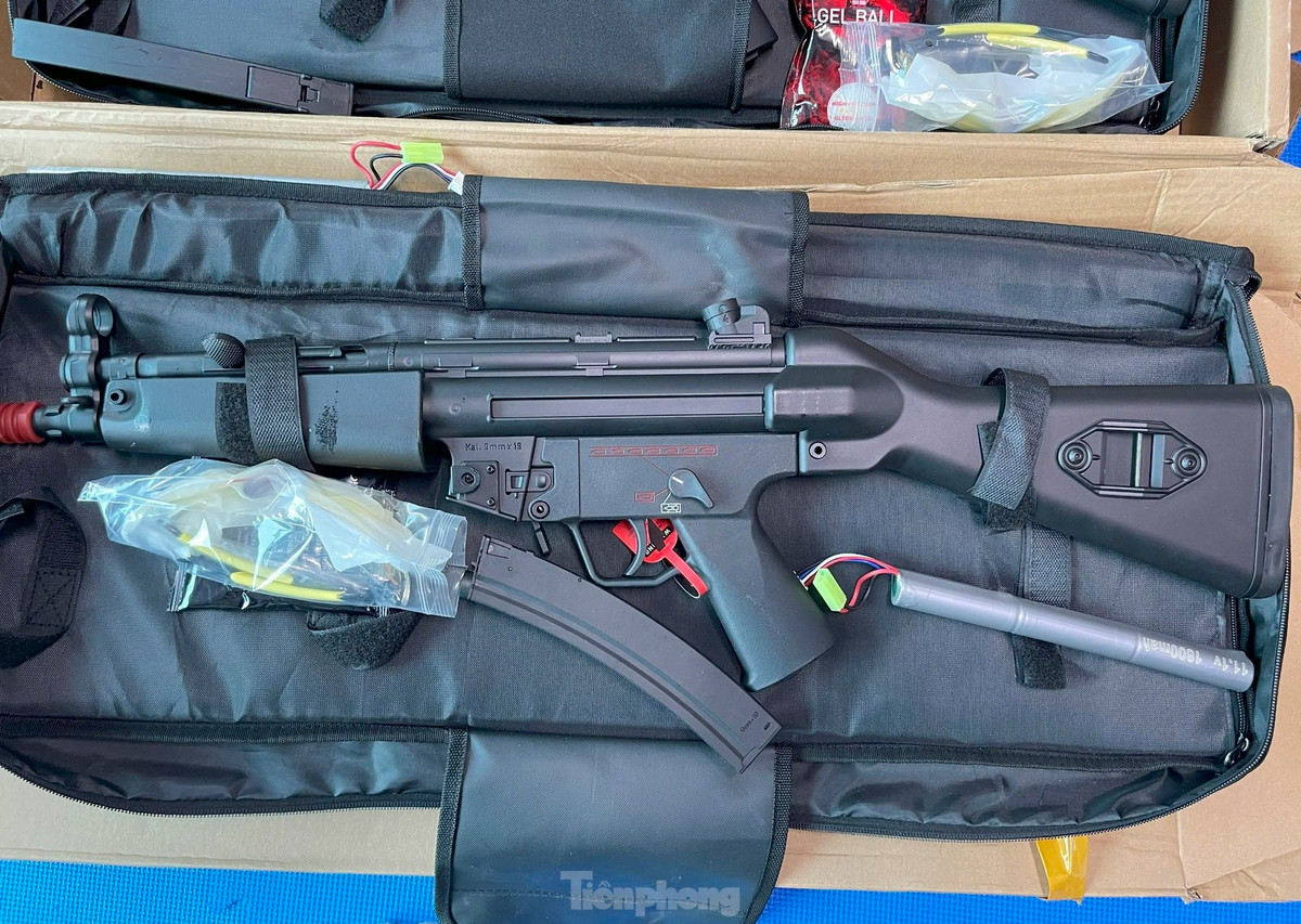 Đối tượng Vũ Anh Tú (SN 1993, trú tại huyện Yên Khánh, tỉnh Ninh Bình) – là đầu mối chính cầm đầu đường dây buôn bán vũ khí quân dụng và là kẻ nắm rõ kỹ thuật "hô biến" những khẩu súng đồ chơi thành vũ khí "nóng", khai nhận để súng đồ chơi có khả năng sát thương cao, đối tượng sẽ thay đổi linh kiện bên trong như lắp thêm kim hỏa, gia cố nòng súng và sử dụng các loại đạn của vũ khí quân dụng. Trong hình là một khẩu súng đạn thạch MP5K LDT báng gập được nhóm đối tượng cải hoán bán cho khách hàng.