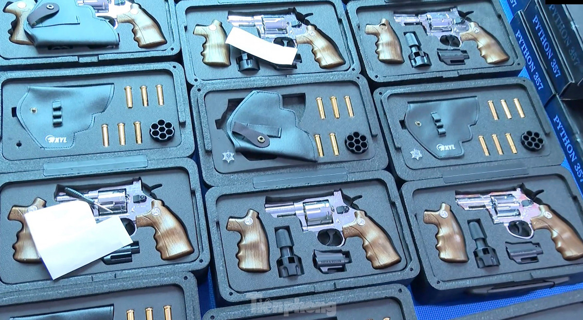 Nhóm đối tượng khai đã mua nhiều loại súng đồ chơi hoặc súng quân dụng trôi nổi không rõ nguồn gốc, các loại súng có tính năng, tác dụng tương tự như vũ khí quân dụng trên các trang mạng rồi mua thêm các linh kiện để hoàn thiện thành vũ khí có tính sát thương cao. Mỗi khẩu súng khi bán ra đều có sẵn đạn.