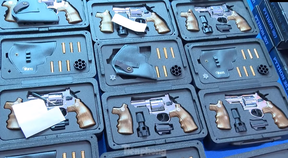 Nhóm đối tượng khai đã mua nhiều loại súng đồ chơi hoặc súng quân dụng trôi nổi không rõ nguồn gốc, các loại súng có tính năng, tác dụng tương tự như vũ khí quân dụng trên các trang mạng rồi mua thêm các linh kiện để hoàn thiện thành vũ khí có tính sát thương cao. Mỗi khẩu súng khi bán ra đều có sẵn đạn.