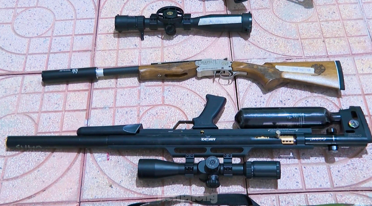 Số lượng vũ khí của đường dây sau đó được các đối tượng sử dụng tài khoản ảo trên mạng xã hội như Youtube, Facebook, Zalo, các hội nhóm kín và công khai để quảng cáo, rao bán. Khi có khách hàng mua, nhóm đối tượng sẽ tháo rời linh kiện và gửi chuyển phát nhanh. Trong hình là những khẩu súng hơi PCP CONDOR kèm ống ngắm được nhóm đối tượng rao bán.