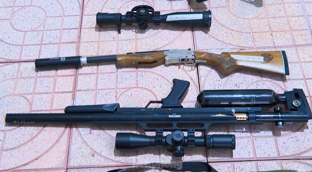 Số lượng vũ khí của đường dây sau đó được các đối tượng sử dụng tài khoản ảo trên mạng xã hội như Youtube, Facebook, Zalo, các hội nhóm kín và công khai để quảng cáo, rao bán. Khi có khách hàng mua, nhóm đối tượng sẽ tháo rời linh kiện và gửi chuyển phát nhanh. Trong hình là những khẩu súng hơi PCP CONDOR kèm ống ngắm được nhóm đối tượng rao bán.