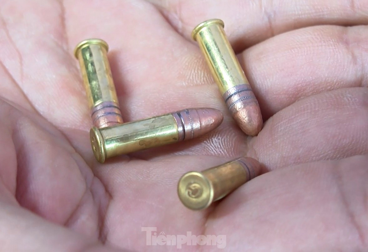 Gần 37.000 viên đạn, 2 quả lựu đạn cùng hàng loạt linh, phụ kiện lắp ráp súng bị thu giữ.