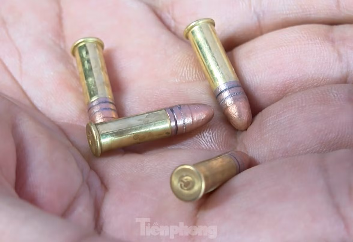 Gần 37.000 viên đạn, 2 quả lựu đạn cùng hàng loạt linh, phụ kiện lắp ráp súng bị thu giữ.