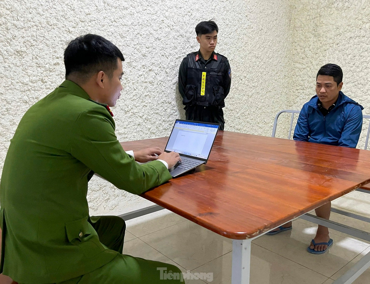 Công an xác định đường dây buôn bán vũ khí hoạt động rất tinh vi, có sự tham gia của nhiều đối tượng hình sự cộm cán, liều lĩnh, manh động, thường xuyên mang vũ khí theo người. Trong đó, 6 đối tượng cầm đầu gồm: Vũ Anh Tú (SN 1993) và Vũ Tiến Phát (SN 1997, cùng trú tỉnh Ninh Bình); Mai Văn Đông (SN 1992, trú tỉnh Tây Ninh); Lê Cương (SN 1998, trú tỉnh Đồng Nai); Nguyễn Thanh Tiên (SN 1993, trú tỉnh Hậu Giang); Trần Quốc Cường (SN 2001, trú TP Hồ Chí Minh).