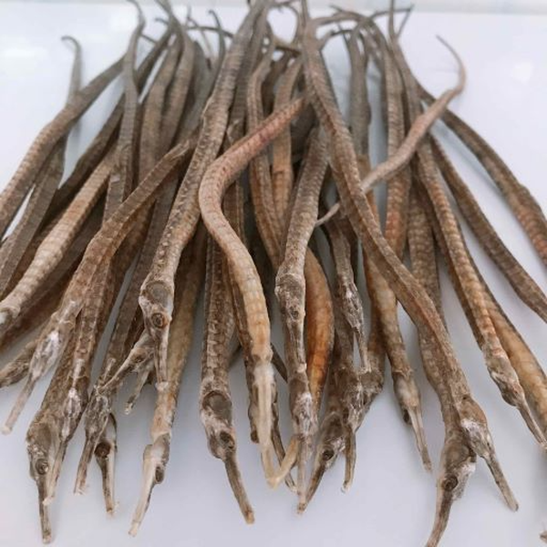 Trong Đông y, cá hải long được coi là một vị thuốc quý bởi chúng chứa rất nhiều chất dinh dưỡng. Những vị thuốc từ cá hải long được chế biến bằng cách lấy toàn thân của chúng bỏ ruột rồi phơi khô.