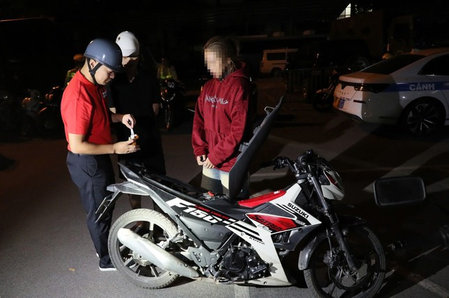 Tổ công tác phát hiện và dừng kiểm tra hàng loạt thanh thiếu niên điều khiển xe máy không đội mũ bảo hiểm, phóng nhanh, lạng lách, đánh võng, không có biển số, vượt đèn đỏ...