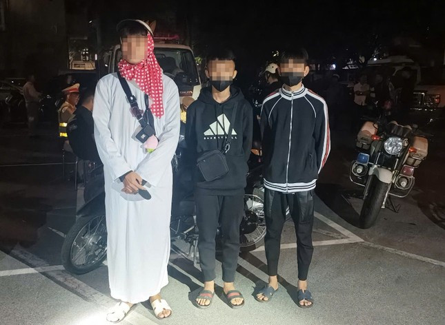 Không chỉ có K., N.Đ.A (trú tại Đông Anh, Hà Nội) cùng 2 người bạn khác kẹp 3 đi lượn phố. A. cho biết đi từ quận Long Biên đến hồ Hoàn Kiếm để chơi. Trên đường đi, nam thanh niên này mặc bộ đồ hóa trang để trêu mọi người.