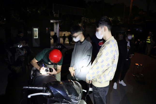 21h, tổ công tác triển khai tuần tra trên hàng loạt các tuyến phố trung tâm như Trần Hưng Đạo, Phan Chu Trinh, Trần Quang Khải...