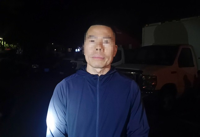 Anh T. (bố người vi phạm) cho biết, con trai hiện đang đi làm thêm bằng xe điện, tuy nhiên, do xe ở nhà hết điện, nên đã lấy xe máy của bố để đi. "Cháu chưa có bằng, và tôi rất nghiêm khắc trong việc giao xe cho con. Khi bị lực lượng CSGT kiểm tra, xử phạt tôi rất "vui", bởi nếu không may con theo các bạn đua đòi, đua xe thì hậu quả khôn lường..." - anh T. nói