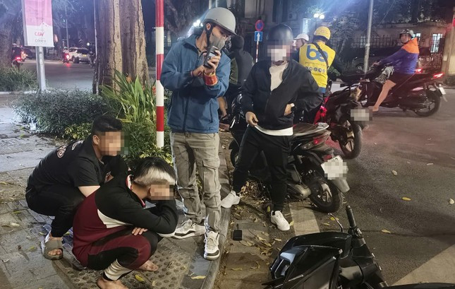 M.Đ.K (17 tuổi, trú tại Hà Nội) chở bạn đi xe máy với tốc độ cao, lạng lách trên đường. Thậm chí, K. còn đi sang làn đường ngược chiều trên phố Trần Hưng Đạo (Hoàn Kiếm) và tông vào người đi đường. Khi bị tổ công tác dừng kiểm tra, K. nói bản thân mượn xe máy đi chơi cùng bạn và bản thân đã nhận thức được hành vi vi phạm của mình.