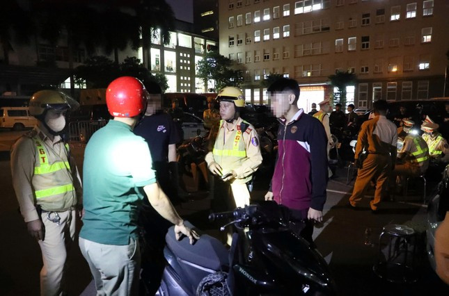 Đến đêm cùng ngày, hơn 20 phương tiện cùng gần 30 nam, nữ vi phạm đã được đưa trụ sở cơ quan công an để phân loại xử lý.