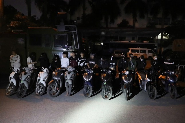 Hàng chục thanh thiếu niên có biểu hiện điều khiển xe máy phóng nhanh, lạng lách, không đội mũ bảo hiểm... bị tổ công tác dừng kiểm tra. Thiếu tá Nguyễn Hoàng Ninh - Đội trưởng Đội CSGT đường bộ số 1 cho biết, thực hiện ý kiến chỉ đạo, đơn vị đã chủ động nắm tình hình địa bàn đặc biệt là các tuyến đường chính thường xuyên xảy ra tình hình mất an ninh trật tự và phối hợp với Công an quận Hoàn Kiếm lên phương án phòng ngừa và xử lý. "Đơn vị tập trung vào các tuyến trọng điểm mà các đối tượng thường xuyên tụ tập điều khiển xe lạng lách, đánh võng để xử lý... Kế hoạch được đơn vị triển khai thường xuyên, đặc biệt là vào thời điểm cuối tuần" - Thiếu tá Ninh cho biết. Theo chỉ huy Đội CSGT đường bộ số 1, đối với các trường hợp thanh thiếu niên điều khiển xe máy khi chưa đủ tuổi, chưa có bằng lái xe, đơn vị sẽ kiên quyết xử lý nghiêm, đồng thời xác minh việc chủ phương tiện giao xe cho người chưa đủ điều kiện điều khiển để xử lý nhằm ngăn chặn các hành vi vi phạm cũng như sự việc đáng tiếc xảy ra. Liên quan đến nhóm "quái xế" điều khiển xe mô tô lạng lách, đánh võng và gây tai nạn nghiêm trọng tại Hà Nội, Đại tướng Lương Tam Quang, Bộ trưởng Bộ Công an chỉ đạo Công an TP Hà Nội tăng cường công tác tuần tra, kiểm soát và xử lý dứt điểm tình trạng thanh thiếu niên tụ tập đua xe, lạng lách gây nguy hiểm cho người tham gia giao thông. Trước đó, khoảng 0h15 ngày 3/11, chị N.N.Q (SN 1997, trú tại quận Hoàn Kiếm, Hà Nội) dừng xe chờ đèn tín hiệu giao thông tại ngã tư Trần Hưng Đạo - Bà Triệu, lúc này, một nhóm thanh niên điều khiển khoảng 30 xe mô tô, đi ngược chiều trên phố Trần Hưng Đạo, hướng về ga Hà Nội, với tốc độ cao và có hành vi lạng lách, đánh võng... lao đến. Chị Q. bị xe máy của 2 đối tượng liên tiếp tông vào dẫn đến tử vong tại chỗ. Sau khi gây tai nạn, nhóm thanh niên này đã bỏ chạy khỏi hiện trường.