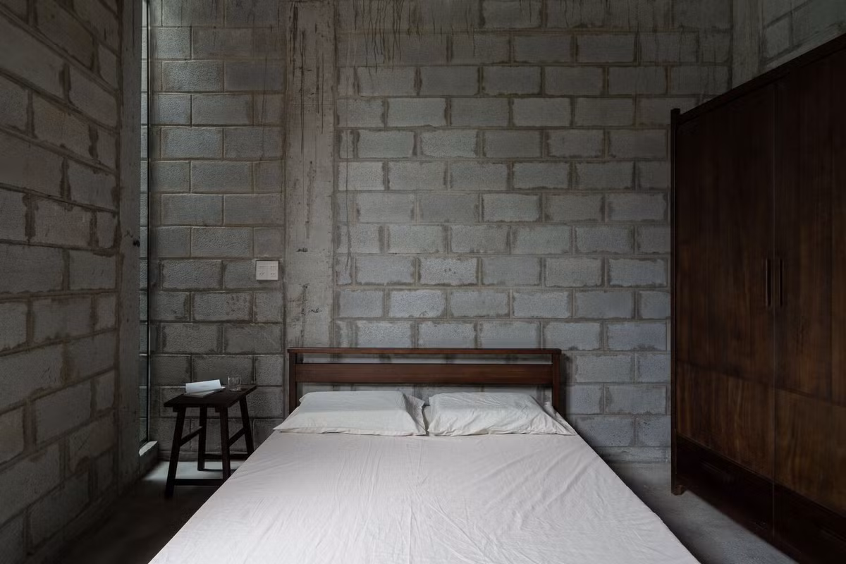 Nội thất ngôi nhà sử dụng gỗ địa phương tái chế, để tăng thêm sự ấm áp và kết cấu cho nội thất tối giản. Việc sử dụng vật liệu tái chế này phù hợp với cách tiếp cận bền vững của thiết kế và tạo nên bầu không khí yên bình, vững chắc.