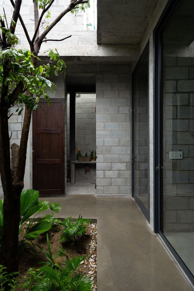 Việc sử dụng khối bê tông chưa hoàn thiện cho hầu hết các bức tường làm tăng vẻ đẹp mộc mạc của ngôi nhà đồng thời là lựa chọn vật liệu có ý thức về môi trường.