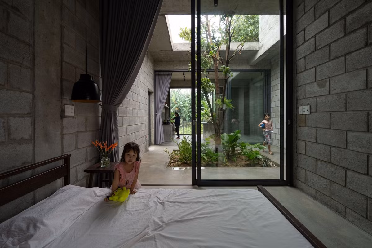 Sân trong này không chỉ cung cấp ánh sáng tự nhiên và không khí trong lành mà còn đóng vai trò là khu vui chơi an toàn, sôi động cho trẻ em, khuyến khích sự tương tác và gắn kết gia đình.