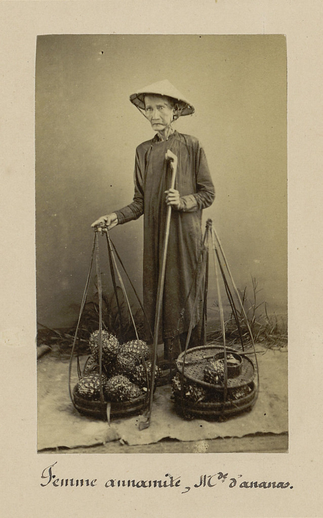 Cụ bà bán dứa.