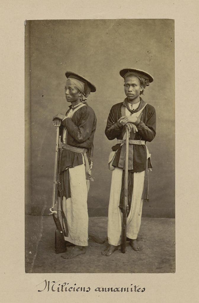 Hai quân nhân người Việt xưa. Ảnh: Émile Gsell.