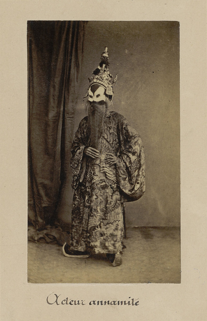 Diễn viên tuồng trong trang phục biểu diễn.