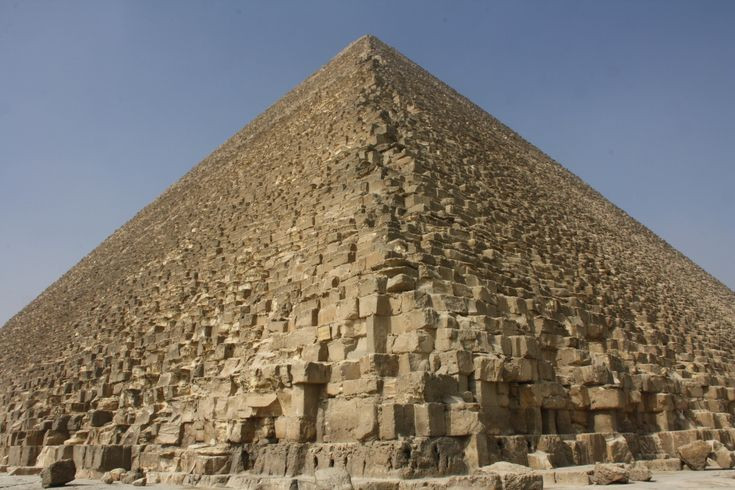 Khufu là vị pharaoh đầu tiên xây kim tự tháp tại Giza. Quy mô khổng lồ của di tích này là minh chứng cho kĩ năng sử dụng vật liệu và huy động nguồn nhân lực quốc gia của vị pharaoh trẻ tuổi.